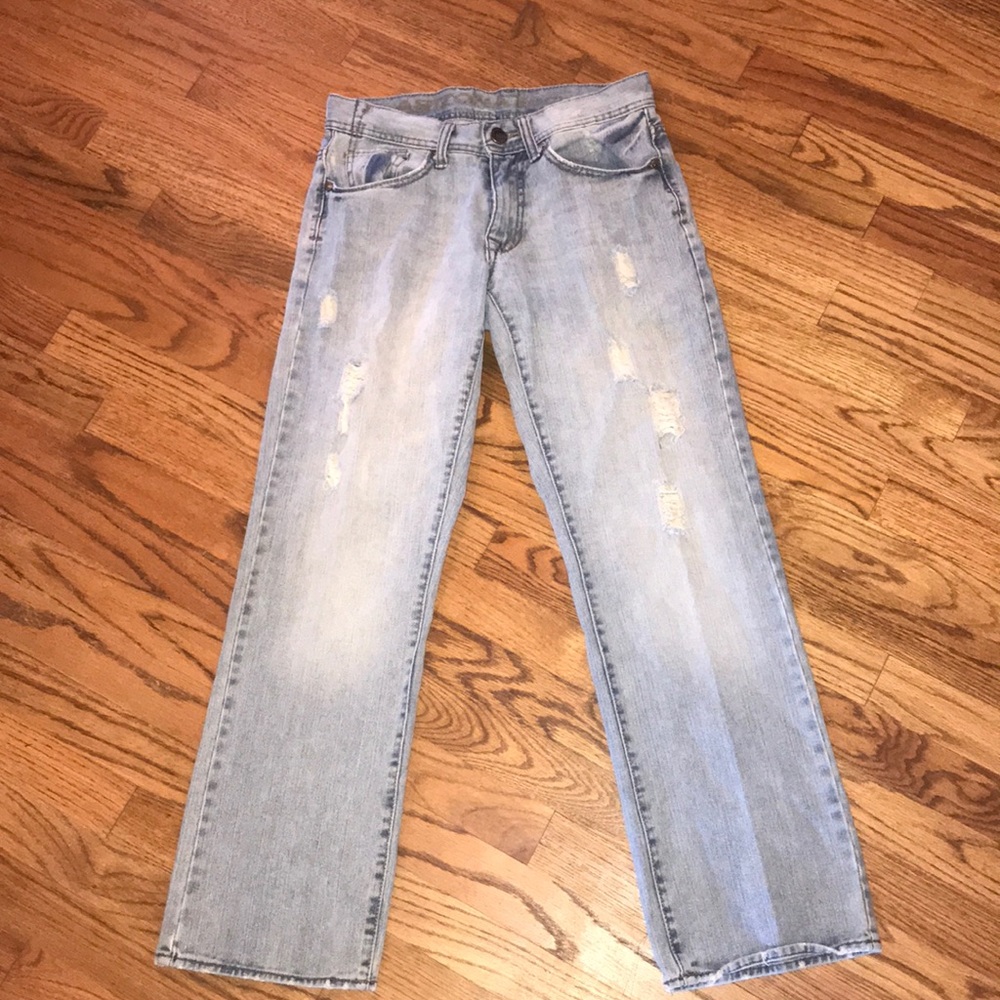 men’s light washed ripped jeans.